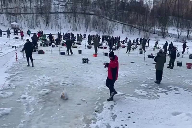 Рыбаки Красногорска открыли сезон, несмотря на предупреждения спасателей об опасной толщине льда