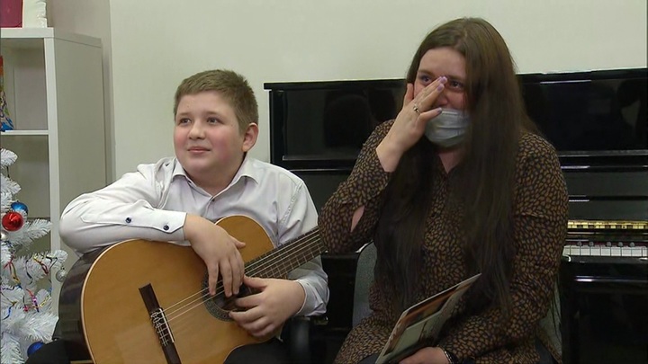 Президент РФ исполнил мечту мальчика из Раменского и подарил ему гитару