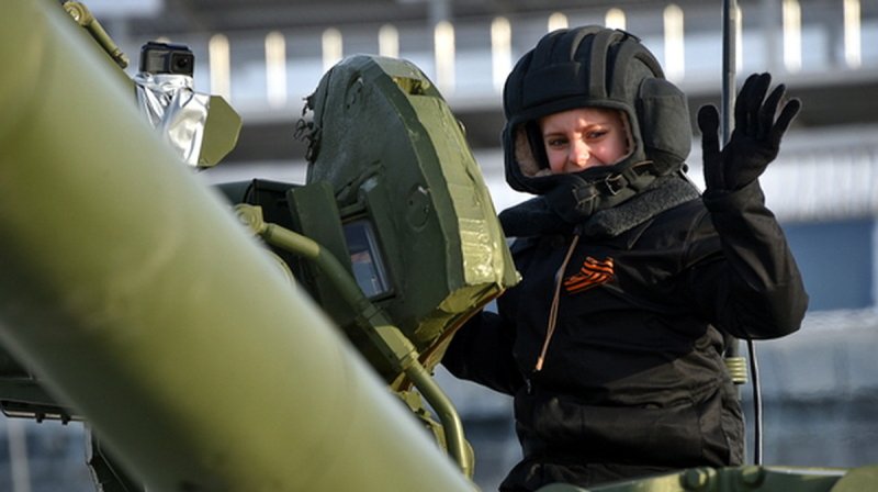 Семилетнего школьника покатали на танке на полигоне Алабино в Подмосковье.