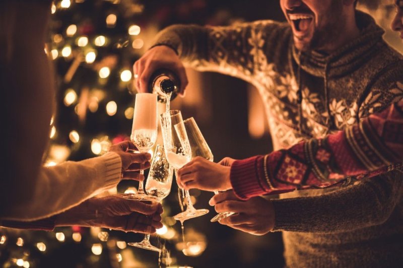 Психиатр-нарколог посоветовал чаще проветриваться и танцевать, выпивая алкоголь в Новый год
