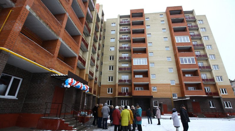 Переселенцы из аварийных домов получили ключи от новых квартир в Зарайске
