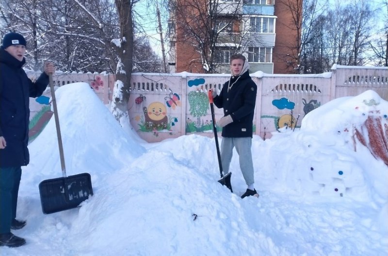 Бабушки из Егорьевска вышли на расчистку снега