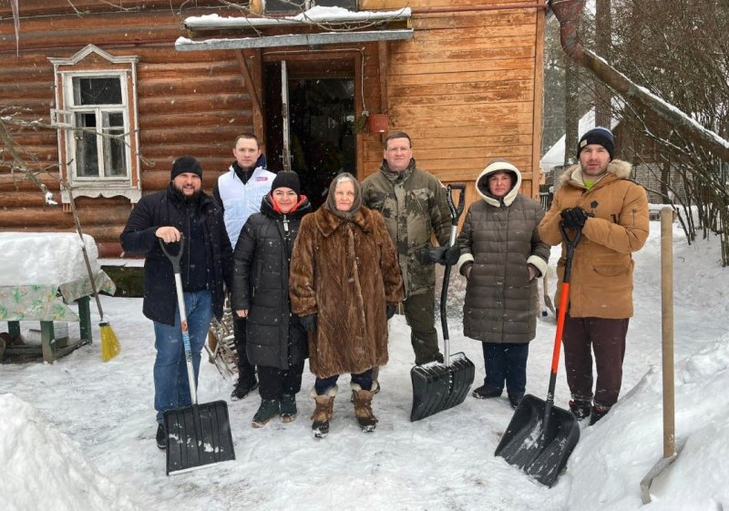 Волонтёры помогли жительнице Пушкинского округа с уборкой снега