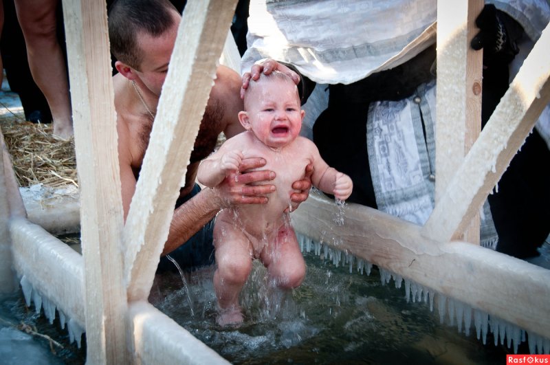Подмосковные педиатры не рекомендуют окунать детей в холодную воду проруби