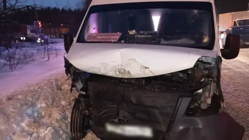 Семь человек пострадали в ДТП с участием маршрутки и грузовика в Подмосковье
