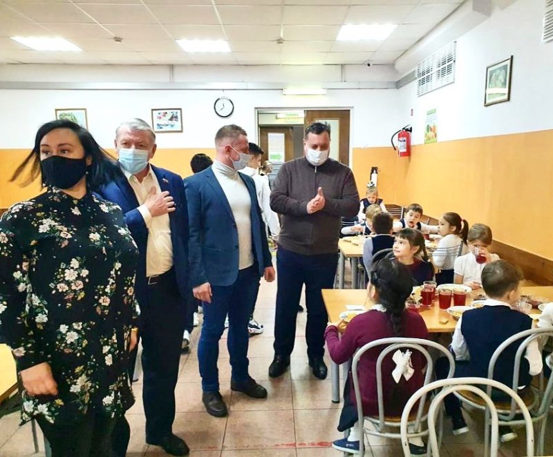 Качество питания в школах проверили пушкинские депутаты