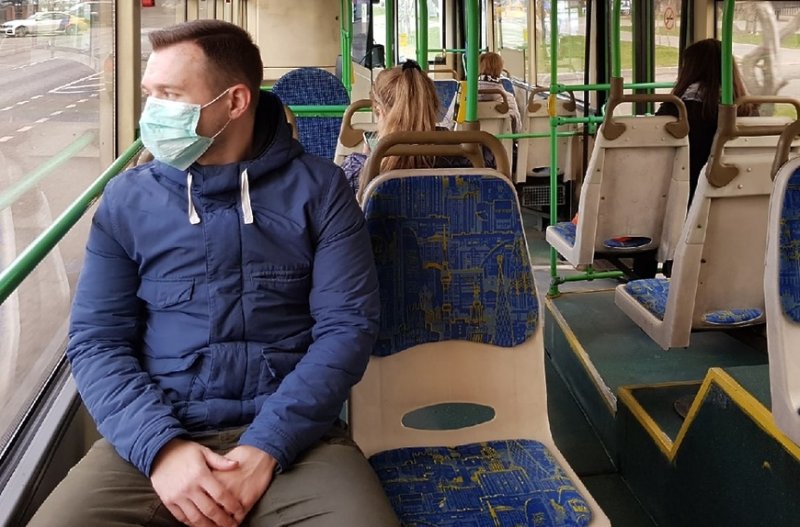 Мужчина вытолкнул из автобуса в Чехове пассажирку, не надевшую маску