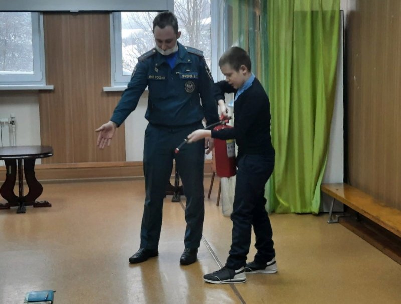Сотрудники МЧС провели открытый урок в школе-интернате Красноармейска