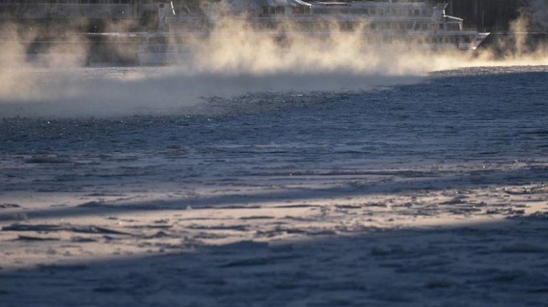 Подмосковные спасатели призвали жителей не выходить на лёд