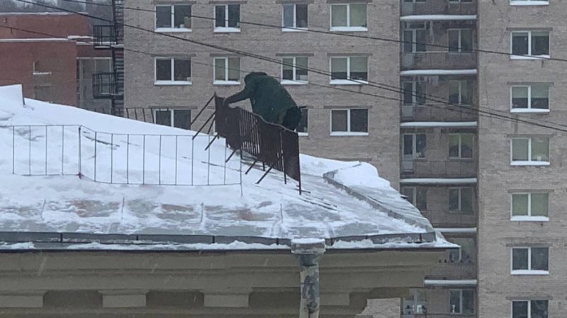 В Подольске трое рабочих при чистке снега упали с крыши