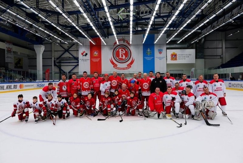 Игра «Легенд хоккея» с жителями Подмосковья впервые прошла на закрытой арене в Чехове