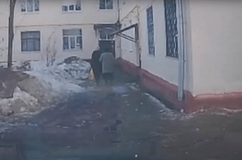 В Подольске две женщины едва не попали под упавшую с крыши глыбу снега