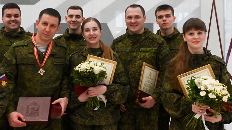 Губернатор Подмосковья поздравил военных медиков с 23 февраля и вручил награды врачам ковидного госпиталя
