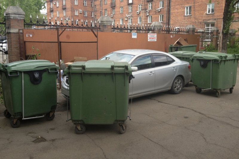 В Подмосковье начали перемещать припаркованные у контейнерных площадок автомобили