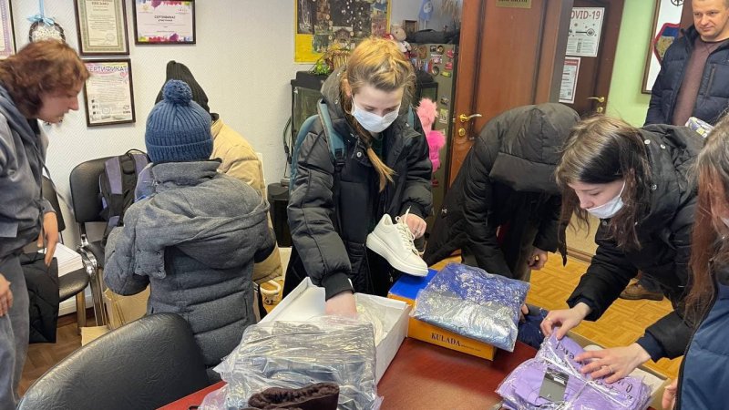 Семь тысяч предметов одежды передали беженцам сотрудники дорожно-транспортного комплекса Подмосковья