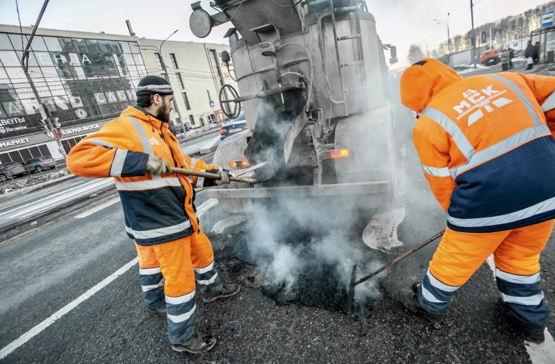 Дорожные службы Подмосковья приступили к выявлению и устранению ям на дорогах после зимы