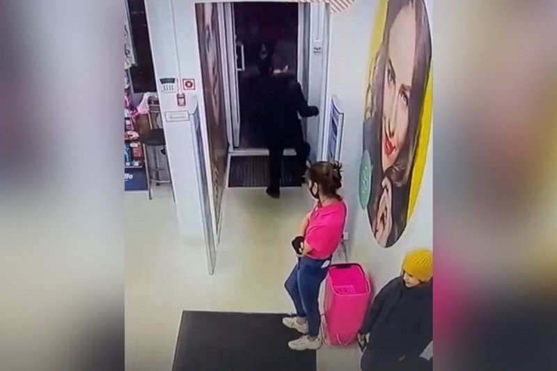 Неадекватный посетитель напугал сотрудников магазина в Дзержинском