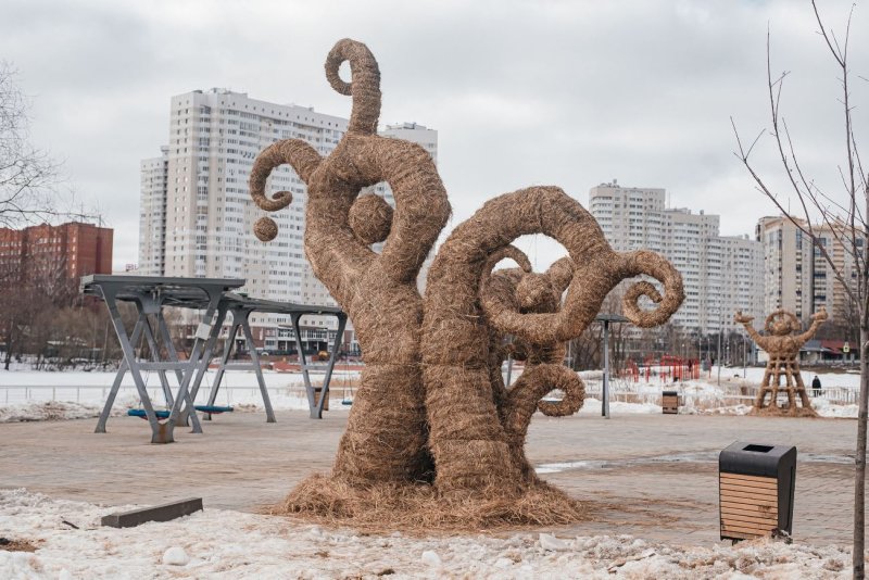 Скульптуры из сена установили на набережной в Пушкино