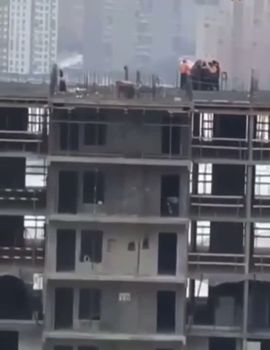 В Котельниках рабочие устроили потасовку прямо на крыше здания (видео)