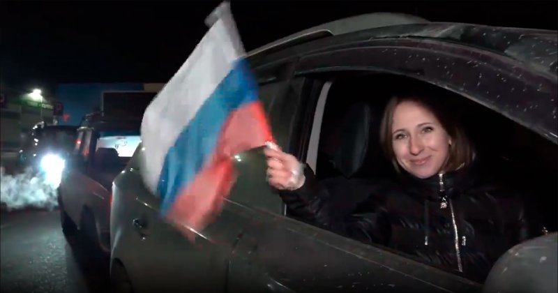 Водители Пушкинского устроили флешмоб в поддержку российской армии