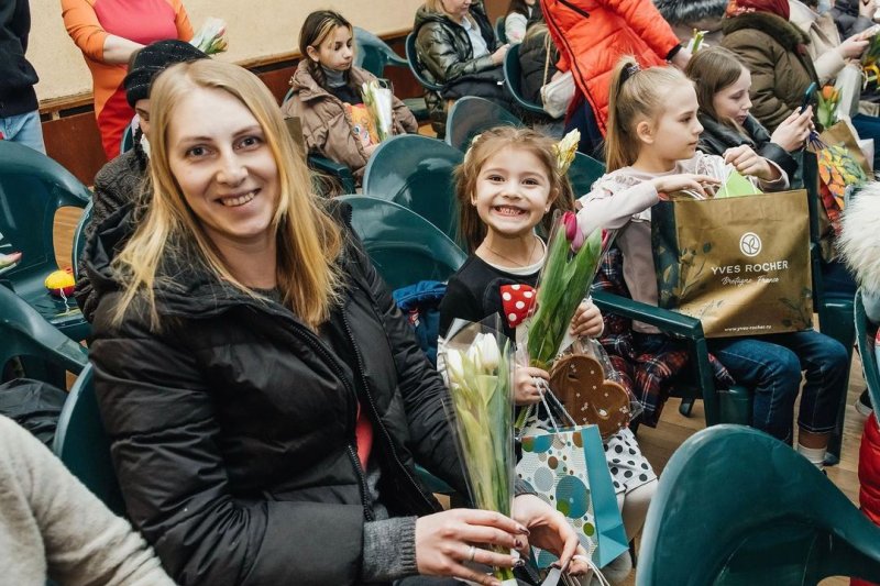 Глава Пушкинского округа поздравил милых дам, прибывших с Донбасса