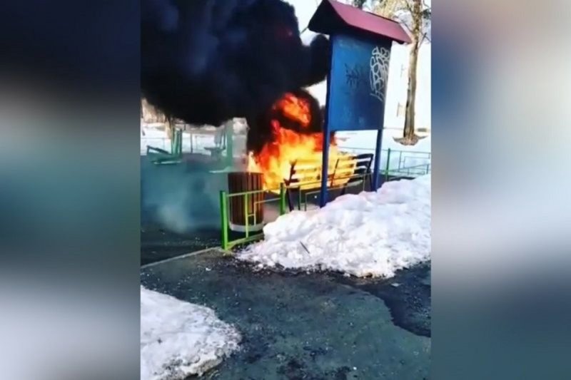 Хулиганы устроили пожар на площадке воркаута в Орехово-Зуево