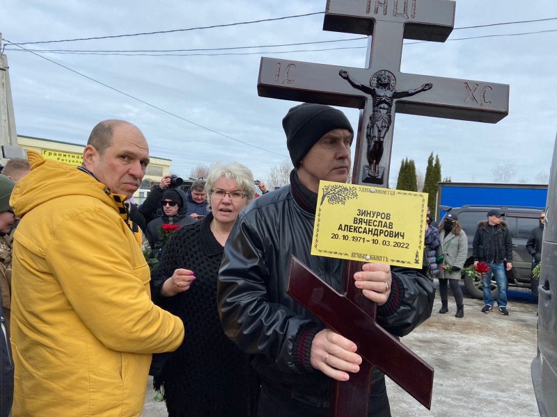 Солиста "Отпетых мошенников" похоронили на кладбище в Мытищах