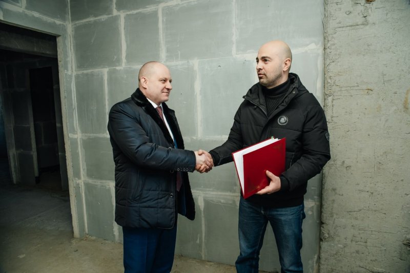 Житель Красноармейска стал первым, кто получил сертификат на переселение из аварийного жилья