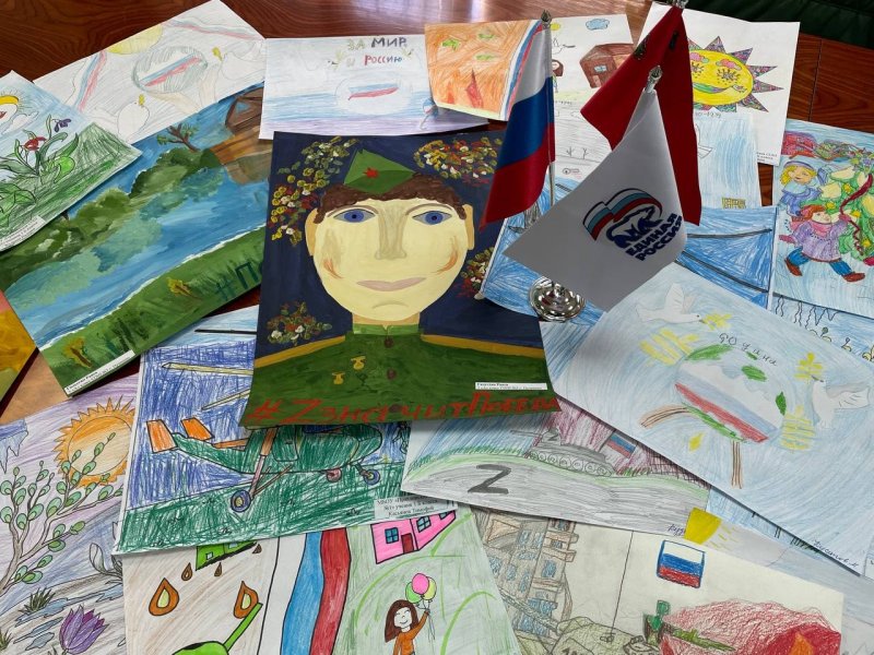 «Zащитникам Отечества»: письма и детские рисунки солдатам передают в местное отделение Партии «Единая Россия»