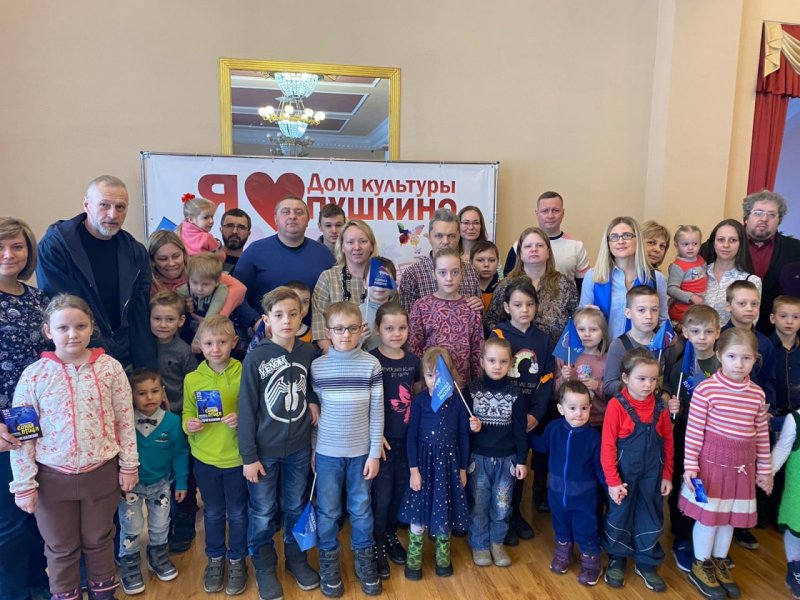 Дети из многодетных и малообеспеченных семей бесплатно посетили спектакль Пушкинского музыкального театра «Синяя птица»