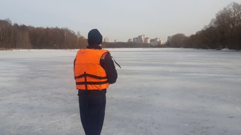 В Балашихе попытка перейти реку по льду закончилась вызовом МЧС