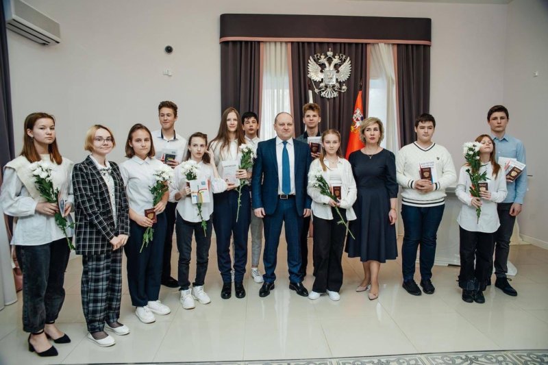 Максим Красноцветов вручил паспорта юным жителям Пушкино