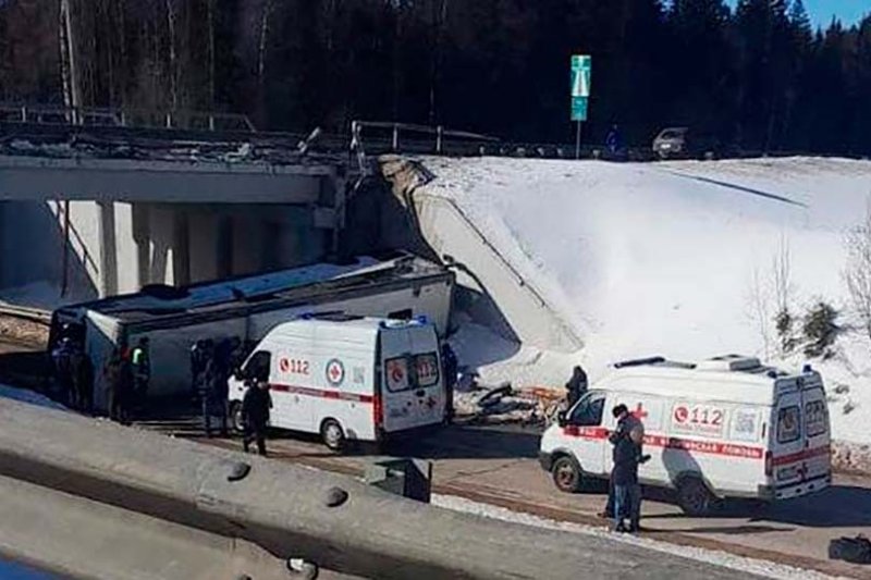 Под Волоколамском пассажирский автобус упал с моста. Есть погибшие