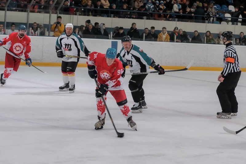 83 года — не помеха для игры в хоккей: юбилейный десятый матч серии «Выходи во двор» прошёл в Можайске
