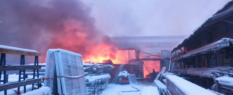 В Подольске сгорел склад пластиковых окон