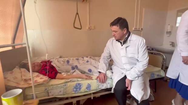 Губернатор Подмосковья навестил в больнице одну из пострадавших в результате взрыва газа в Ступино