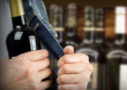 В Одинцово полиция задержала вора, укравшего две бутылки коллекционного вина