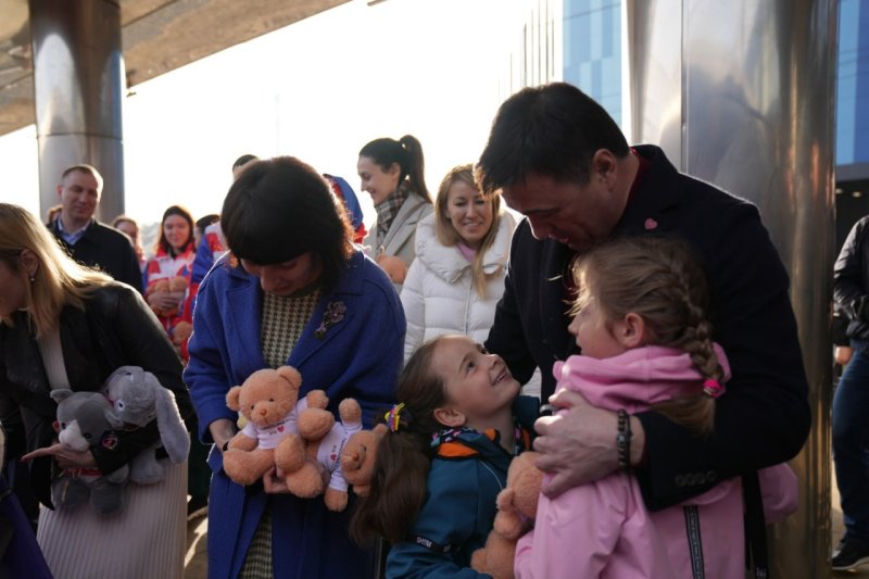 Губернатор Подмосковья встретил первых детей-сирот из Донбасса, прибывших в приемные семьи