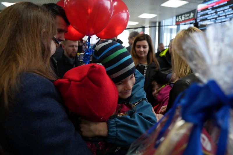 Губернатор Подмосковья встретил первых детей-сирот из Донбасса, прибывших в приемные семьи