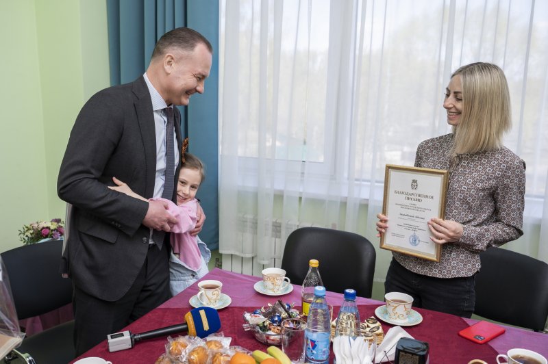 Победительнице конкурса "Голос. Дети" из Подмосковья вручили сертификат на скрипку