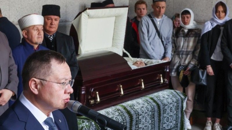 Певца Рената Ибрагимова похоронили на мусульманском участке Волковского кладбища в Мытищах