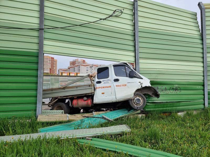В Одинцово грузовик с щебнем врезался в "Газель" и снес остановку