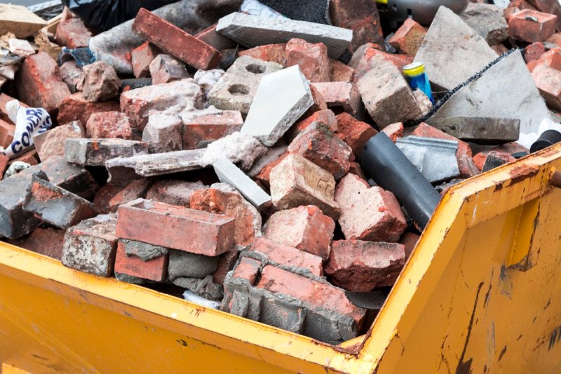 Пушкинцам напомнили о правилах утилизации строительных отходов