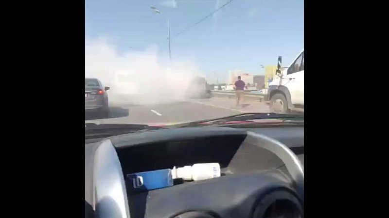 Около десятка автомобилистов остановилось, чтобы потушить горящее авто в Балашихе