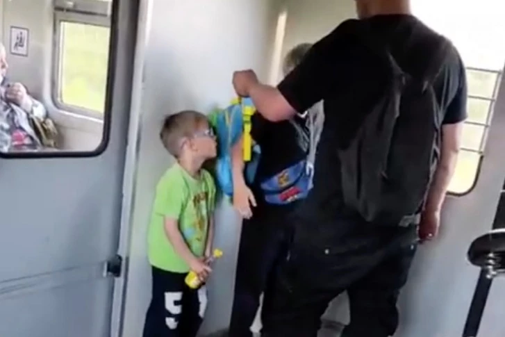 В подмосковной электричке мужчина заставил ребенка снять желто-синий рюкзак