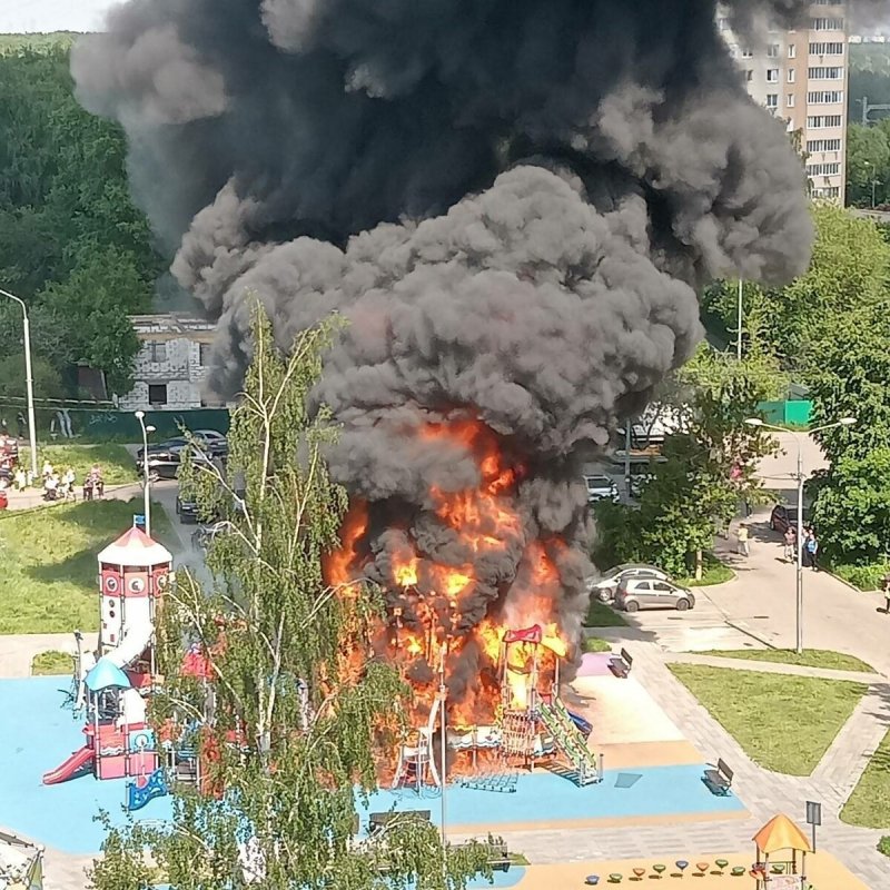 В Новой Москве детская площадка полностью сгорела из-за игр с огнем