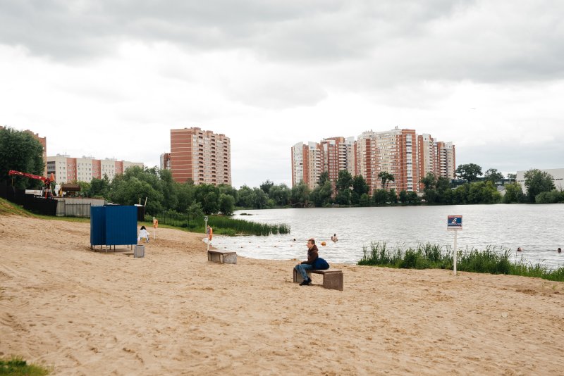 На пляже Серебрянки обновили песок