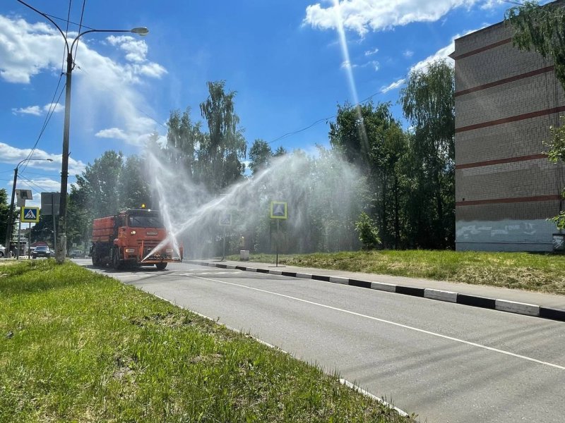 На улици Пушкинского округа вышли поливальные машины