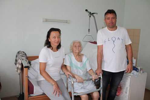 "Будто хрустальную вазу собирали": врачи из больницы Розанова поставили на ноги 100-летнюю пациентку с переломом бедра