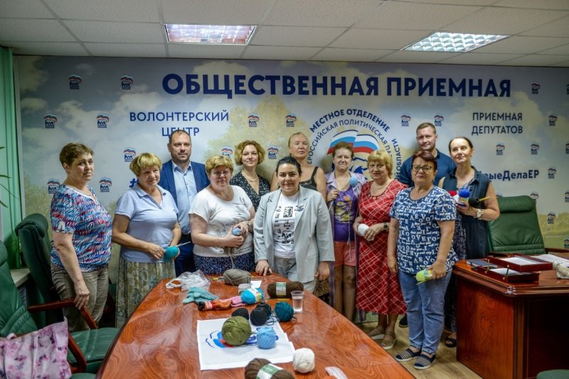 Жительницы Пушкинского вяжут тёплые вещи для детей и одиноких пожилых людей с Донбасса